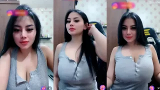 Bokep Indo Belahan Toket Gede Mbak BabyFe Live